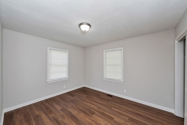 Building Photo - Comfort & Convenience in Northport – 4BR H...