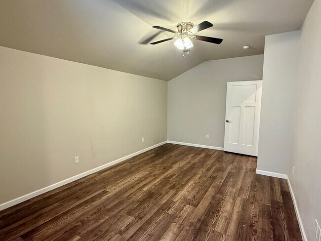 Building Photo - Large 3 Bed, 2 Bath in Beautifully Well-Maintained Neighborhood