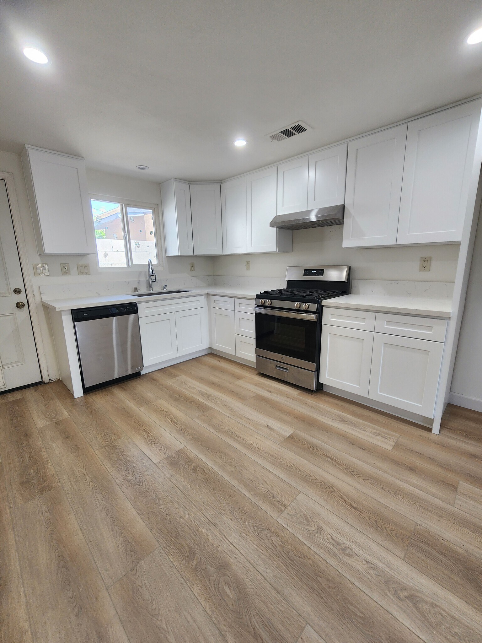 Building Photo - 625 N Angeleno Ave