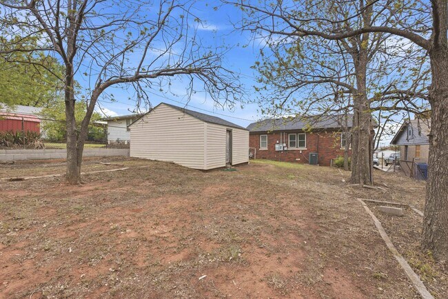 Building Photo - 2020 NE 30th St