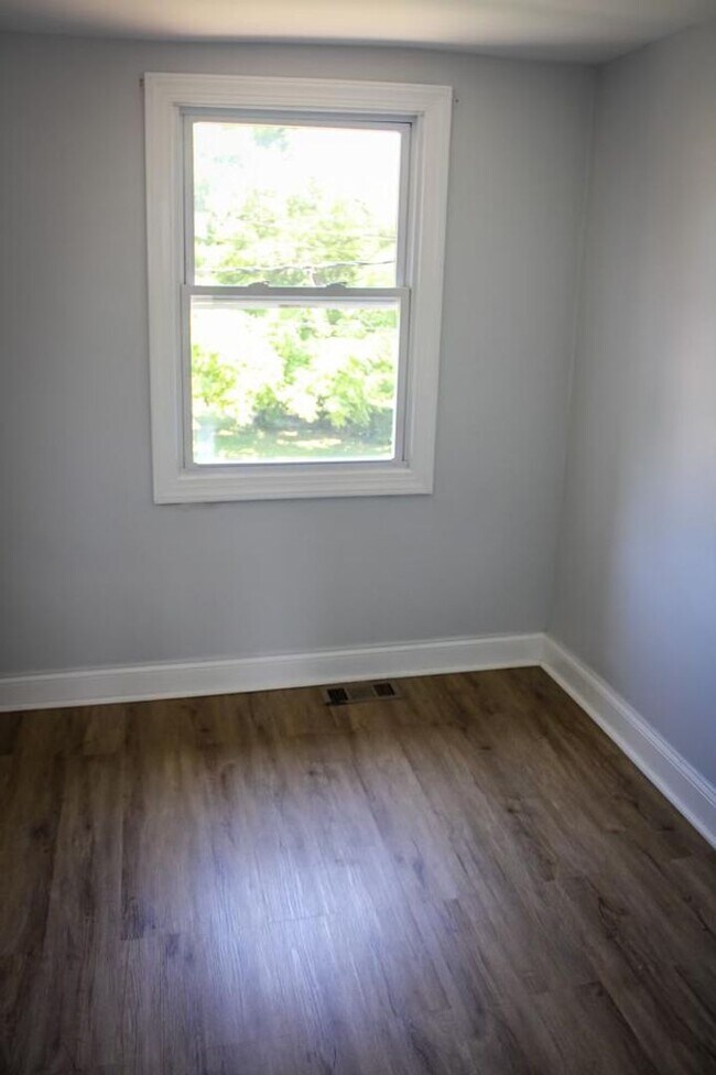 Building Photo - Stunning 3-Bedroom Home with Modern Amenit...