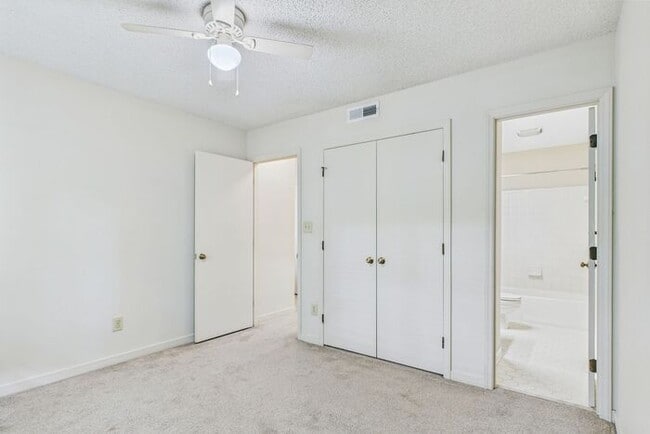 Building Photo - Charming 3-Bedroom Townhome in Sunset Woods