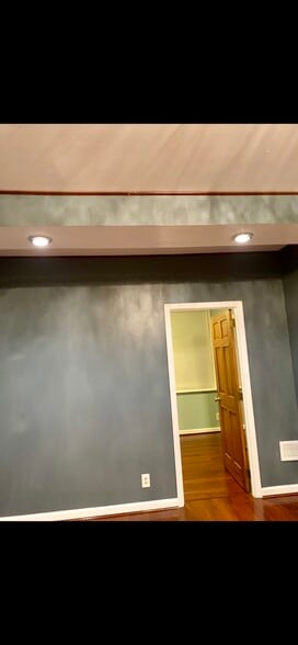 Building Photo - 143 Delphine St