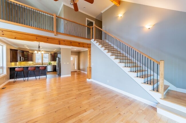 Building Photo - 211 Spicewood Dr