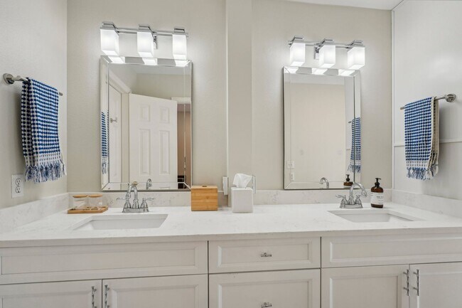 Building Photo - HALF MONTH RENT FREE!!!! GORGEOUS Brick To...