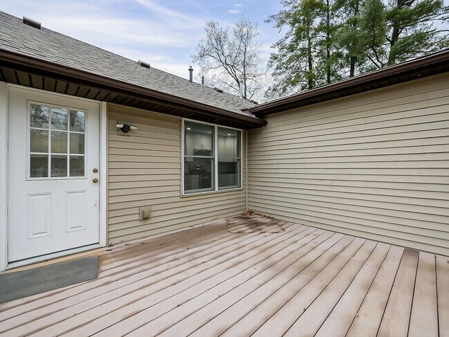Building Photo - Charming 3-Bed, 2.5-Bath Home in Pinckney!