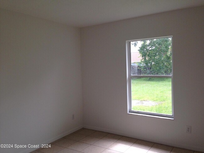 Building Photo - 639 Dwight Ave SE