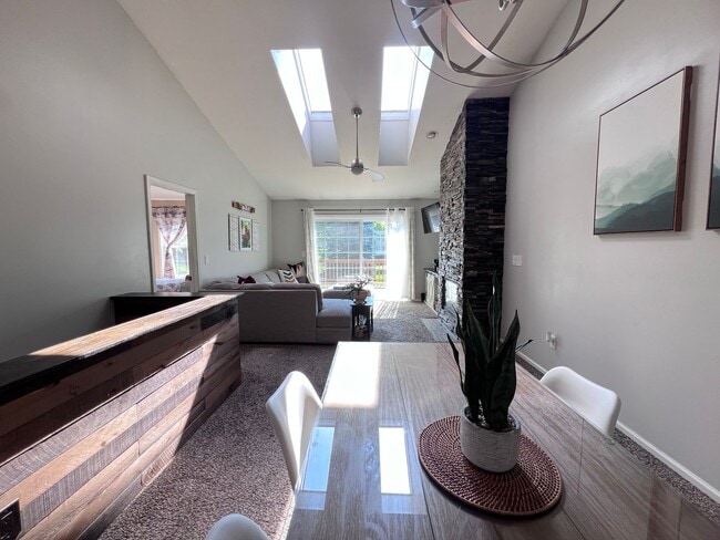 Building Photo - Spacious 3 bedroom Condo In Comstock Park
