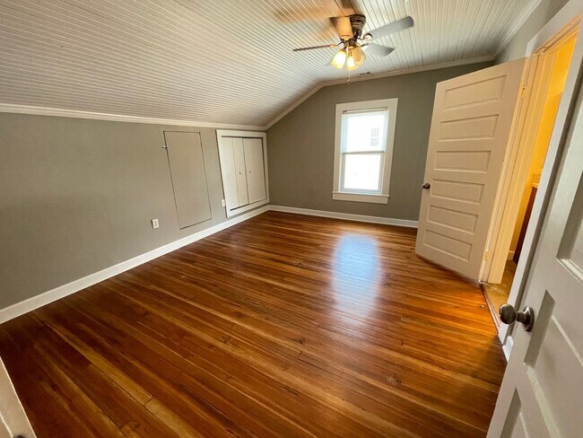 Building Photo - Stunning, renovated 7br home in the heart ...