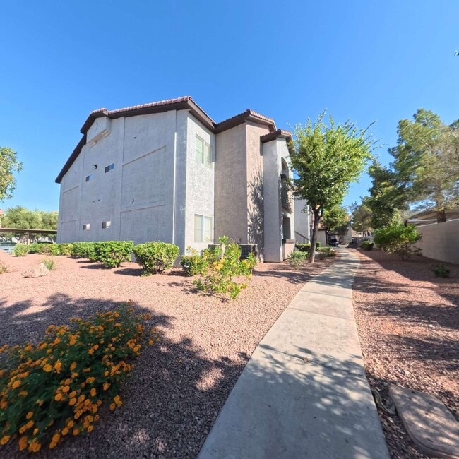 Building Photo - Lovely 2 Bed, 2 Bath Condo at South Gate!