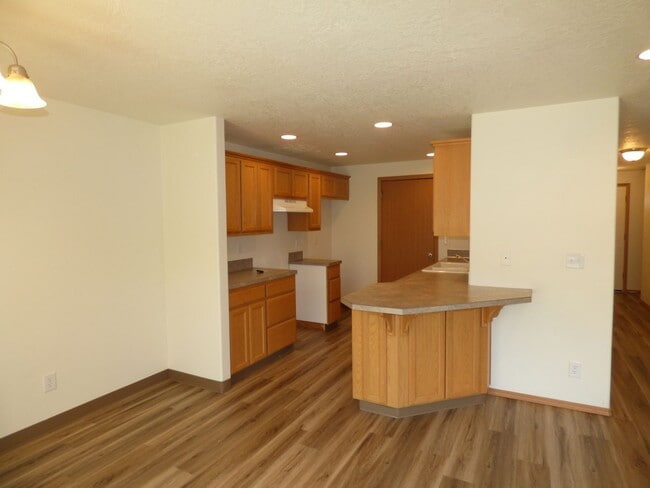 Building Photo - Rent Special: 1/2 Off February's - 3 Bed 2.5 Bath Duplex in Monmouth