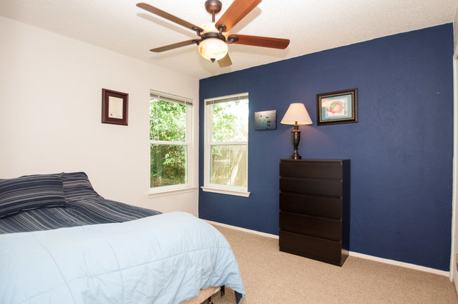 Guest bedroom 1 - 14417 Tiffer Ln