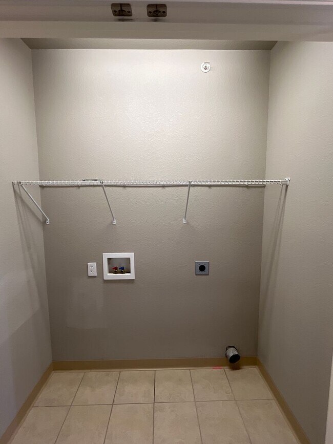 Building Photo - MODERN OPEN 2 BEDROOM, 2 BATH