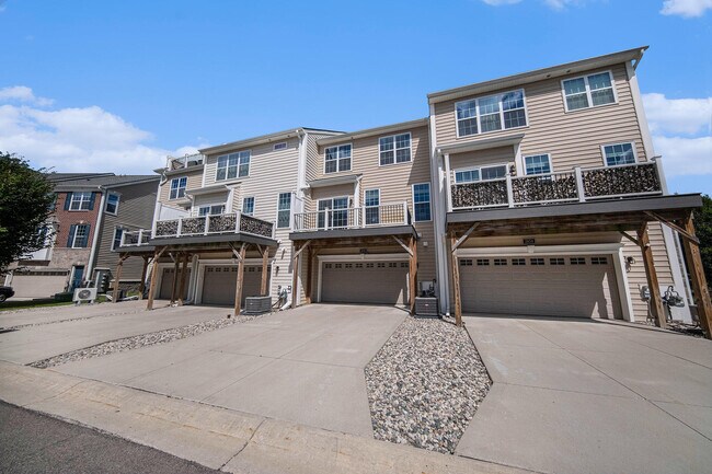 Building Photo - 2856 Ridington Rd