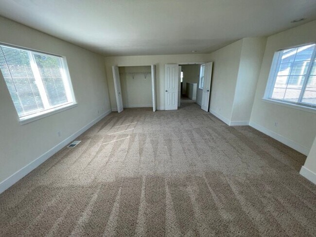 Building Photo - Extremely Spacious 5BD/3BTH Home For Lease...
