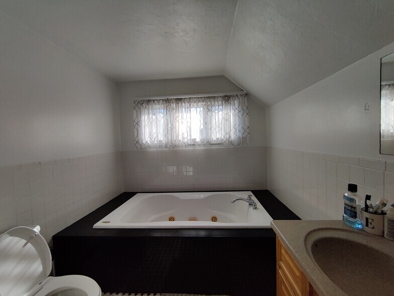 Building Photo - 51 Gardner St