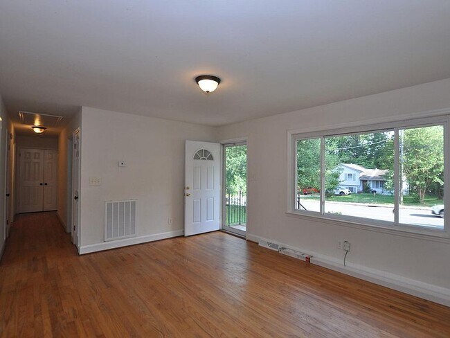 Building Photo - 7323 Idlewild Rd, Charlotte, NC 28212