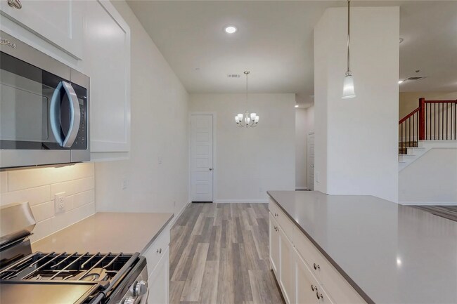 Building Photo - 4 Bed and 3 Bath Luxurious Townhome in Frisco!