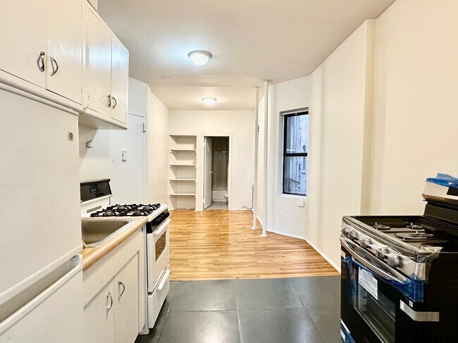 Building Photo - 539 W 49th St