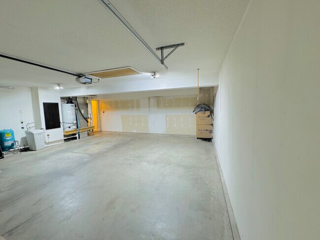 Building Photo - 2102 Oakwood Dr