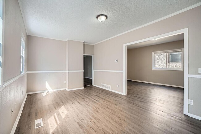 Building Photo - 707 Jenks Ave E