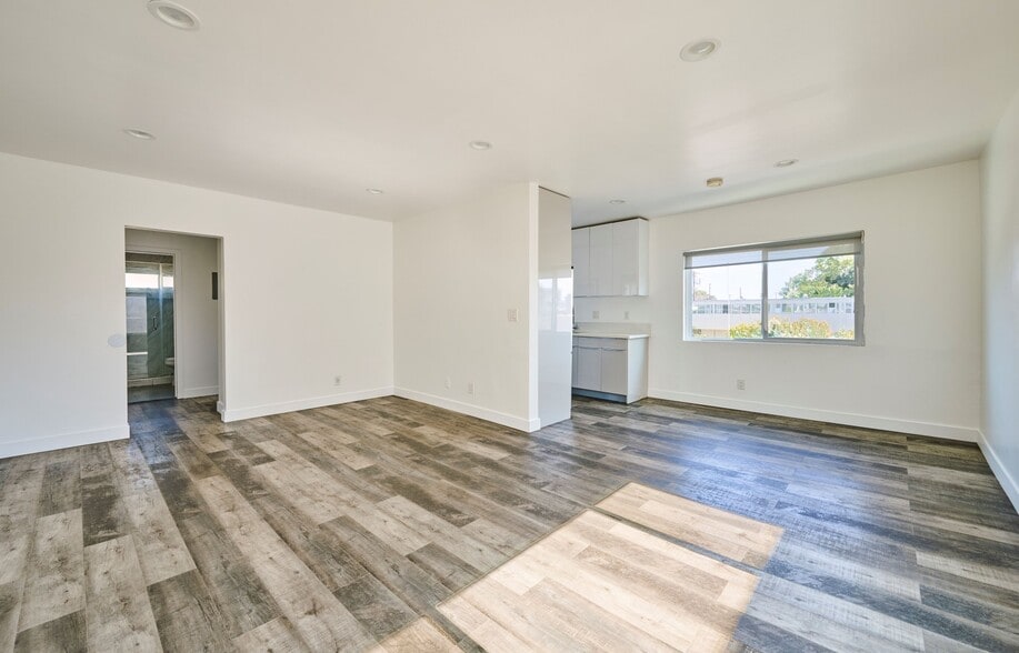 Building Photo - 1333 W 36th Pl