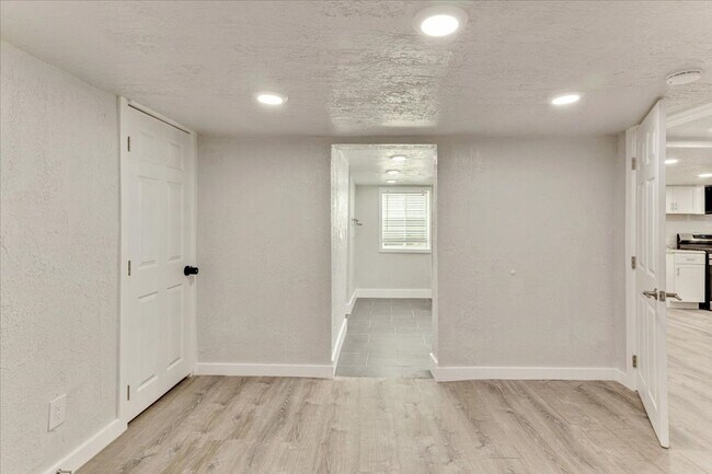 Building Photo - 672 S 200 W