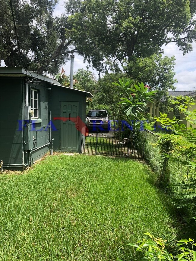 Building Photo - Recently Renovated 1/1 Cozy cottage with water included**