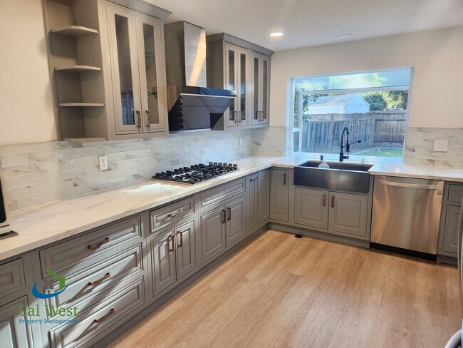 Building Photo - $4995 - Beautiful & Modern 4Br/3Ba Gilroy Home