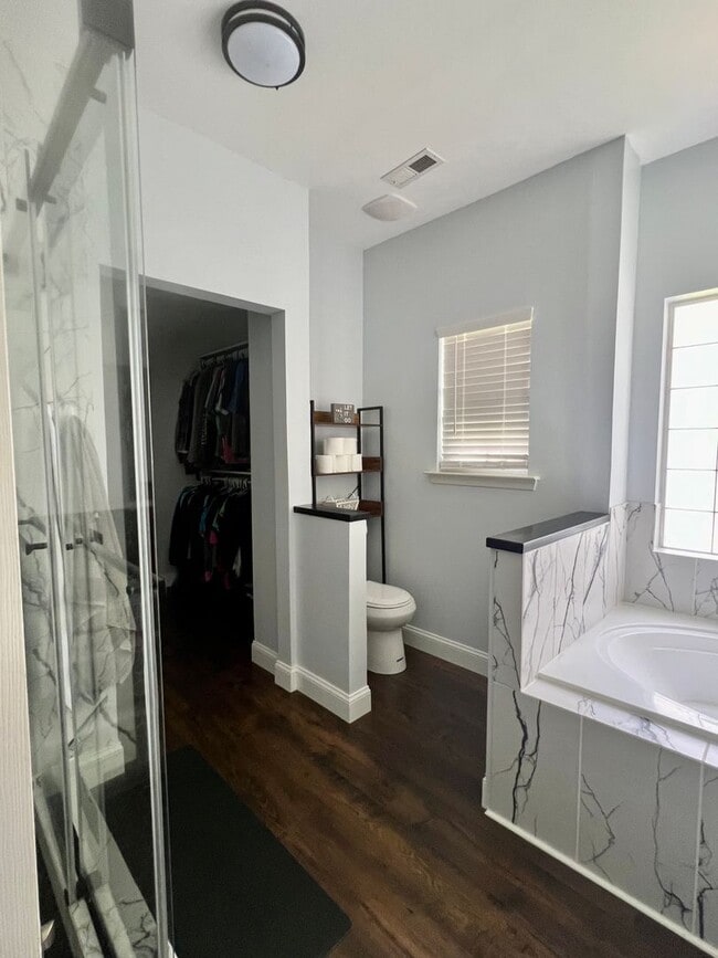 Building Photo - 4BD/2.5BA Gorgeous Home with Fence Backyar...