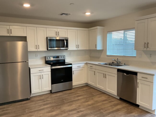 Building Photo - "Charming 3-Bed, 3-Bath Home right on the golf course - 1370 Sq Ft of Cozy Living!"