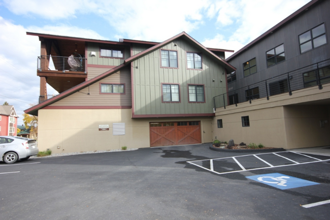 Building Photo - 645 Woodland Pl