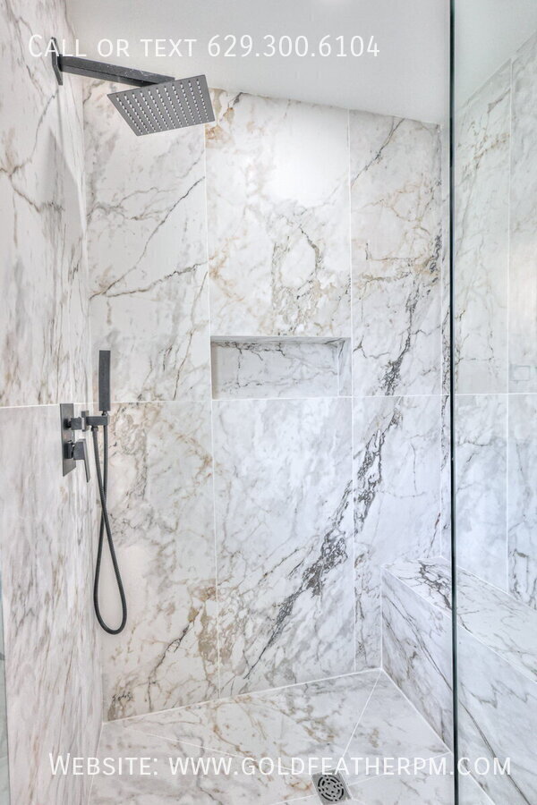 Building Photo - 402 E Trinity Ln