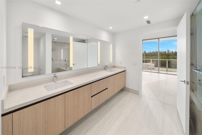 Building Photo - 2411 Laguna Cir