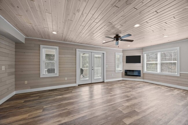 Building Photo - 251 Landwood Ln