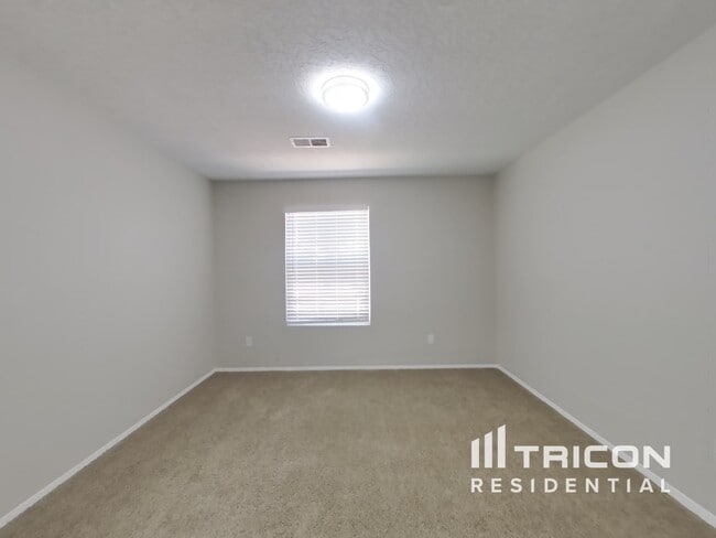 Building Photo - 4420 Denise Dr NE