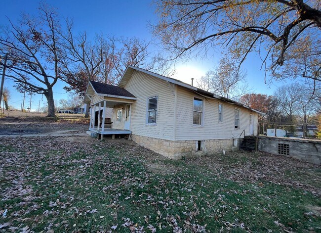 Building Photo - HANDY MAN SPECIAL! - $385 Month / $700 Down