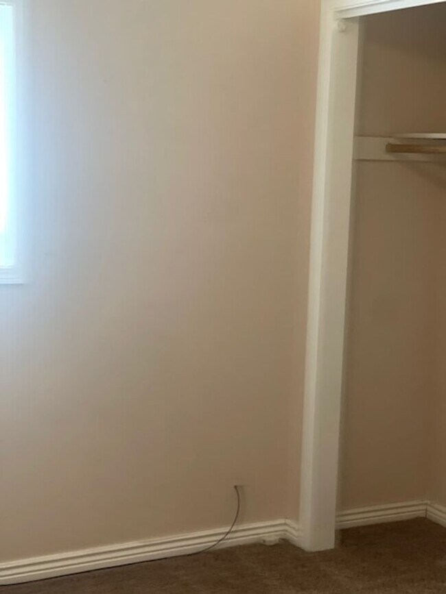 Building Photo - Nice 3 bedroom 2 bathroom apartment.