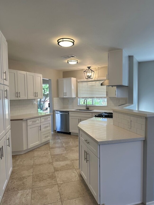 Building Photo - Beautifully Renovated Craftsman  4 Bed/2.5...