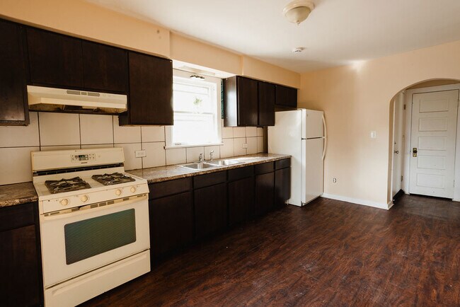 Building Photo - 714 Helmholz Ave