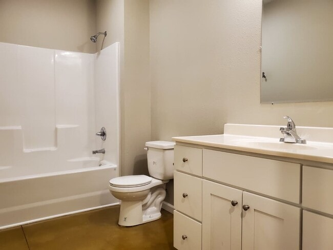 Building Photo - 3 Bedroom 1 Bath Apartment -Water/Sewer/Trash/Wifi Included