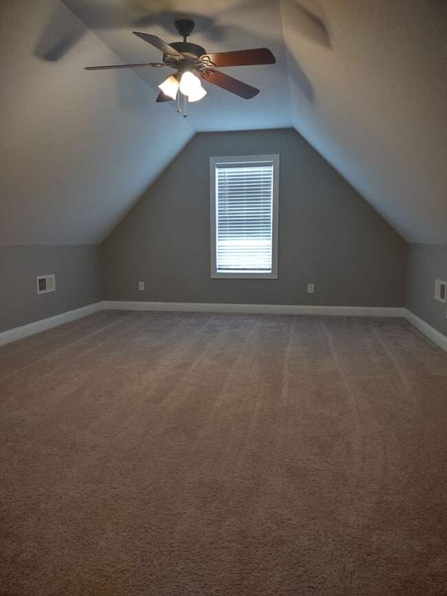 Building Photo - Bonus Room!