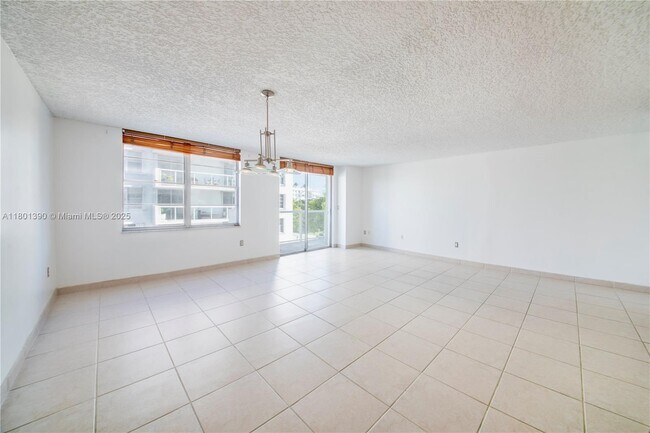 Building Photo - 10000 W Bay Harbor Dr