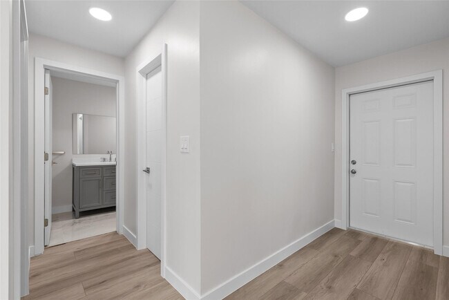 Building Photo - 1150 E Sample Rd