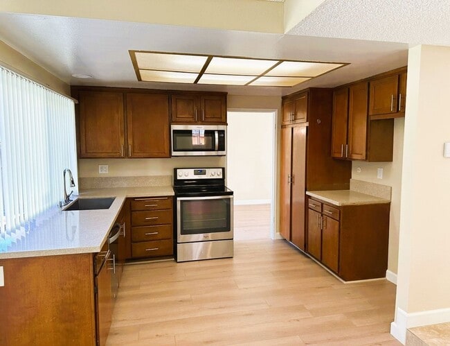 Building Photo - Spacious and Well Maintained 4 Bedroom Hom...