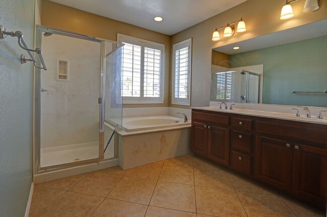 Building Photo - Step into  luxurious simplicity