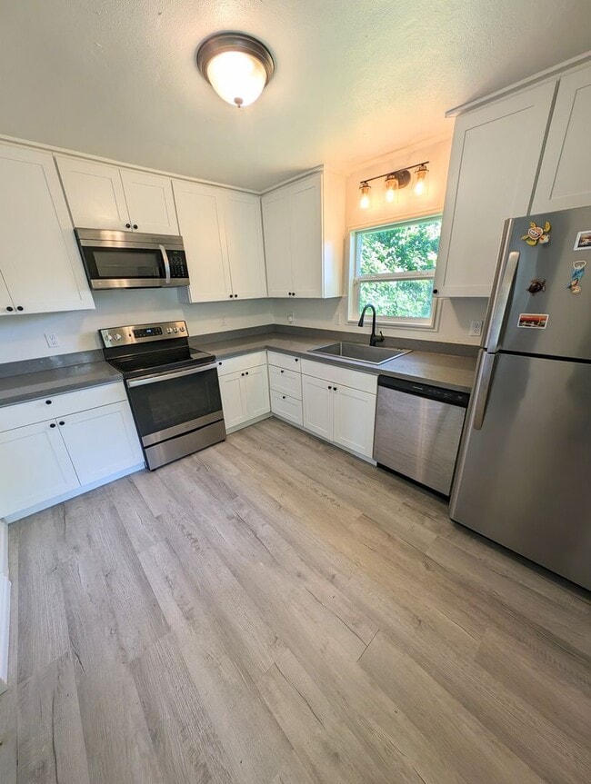 Building Photo - Updated 3 Bedroom Charmer in the Heart of ...