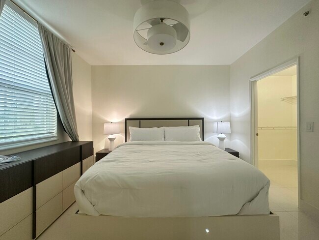 Building Photo - 630 S Sapodilla Ave