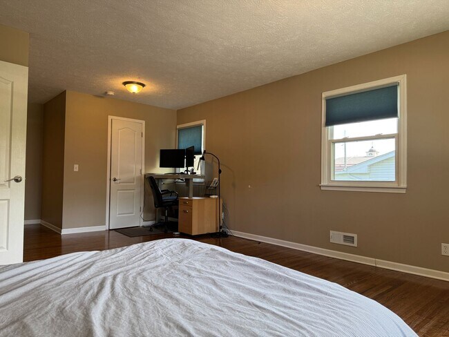 Building Photo - Stunning 4 Bed, 3 Bath Home with Backyard ...