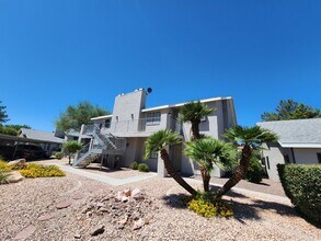 Building Photo - Lovely 2 Bed 2 Bath Downstairs Condo in Gr...